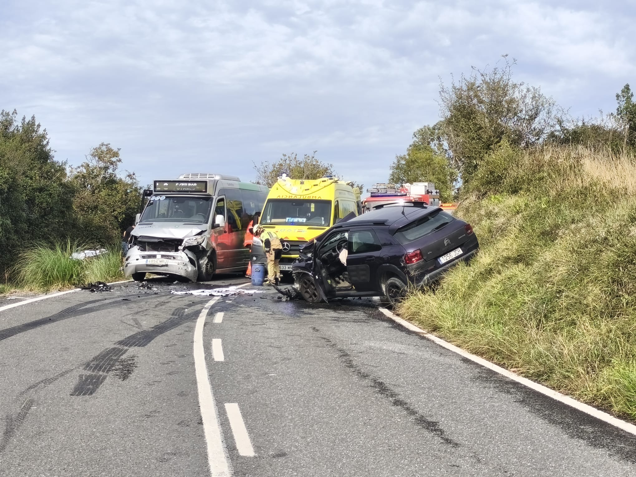 El turismo invadió el carril contrario en la primera curva de subida desde Santullán hacia La Loma