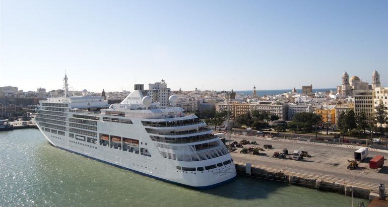 Imagen de un crucero atracado en el muelle de Cádiz