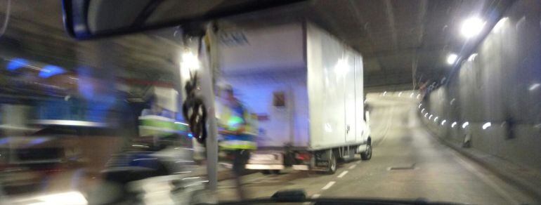 Camión atascado en María Pita.