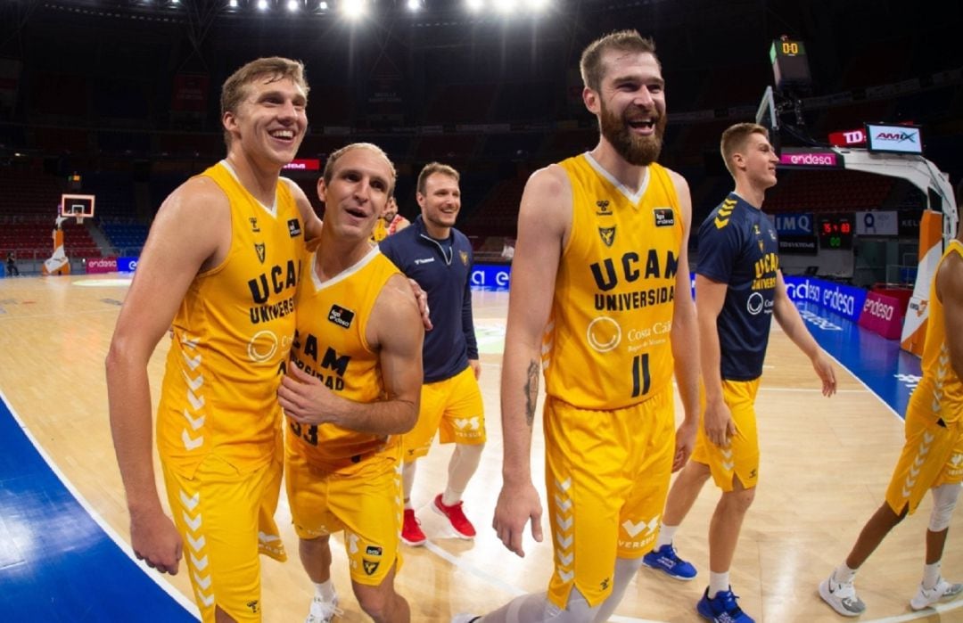 Algunos integrantes de la plantilla del UCAM al finalizar el encuentro ante Baskonia