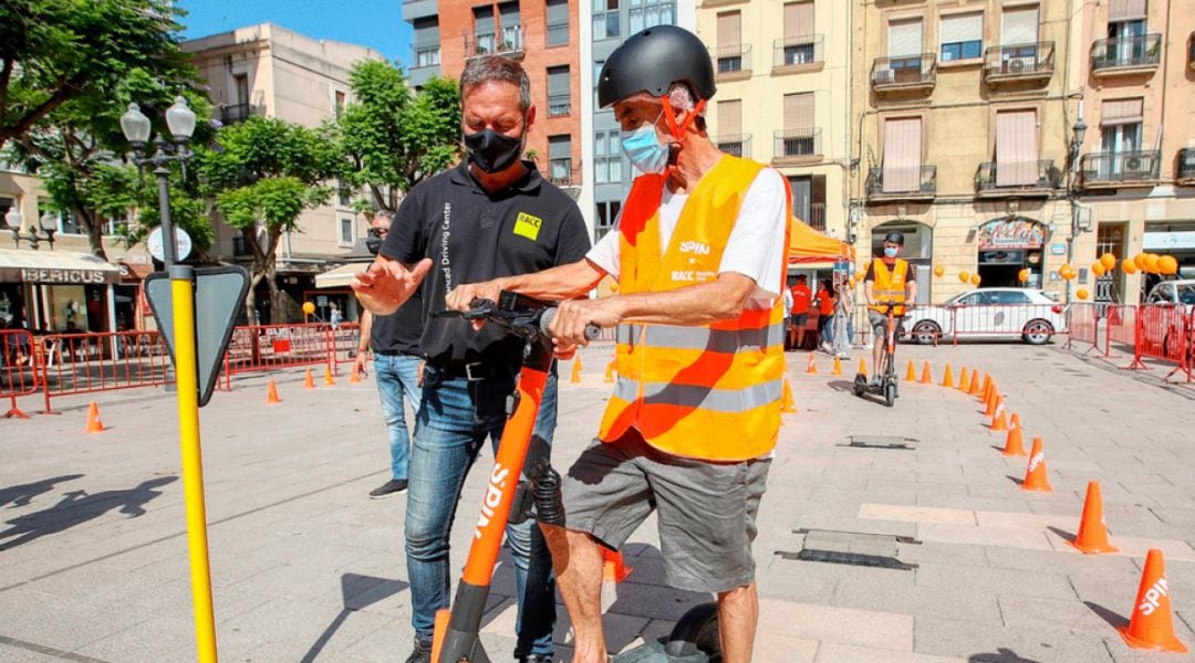 Curso práctico de conducción de patinete eléctrico del RACC y Spin