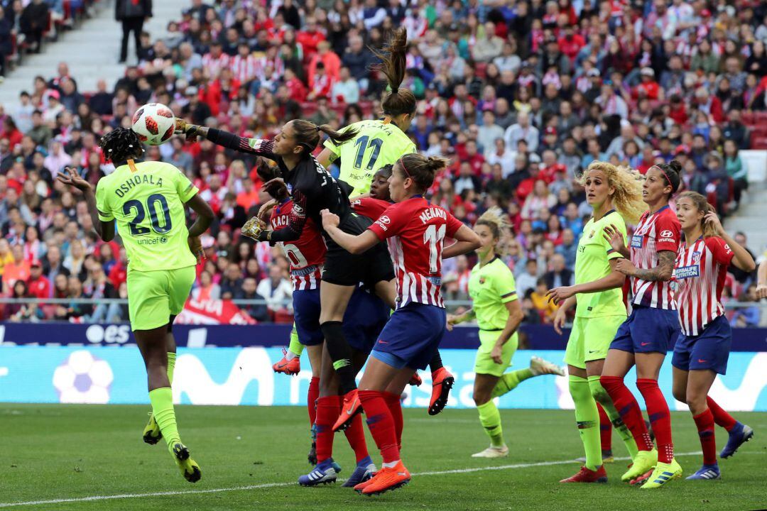 Las jugadoras del Atlético y Barcelona en el partido de Liga al que han asistido más de 60.000 espectadores.