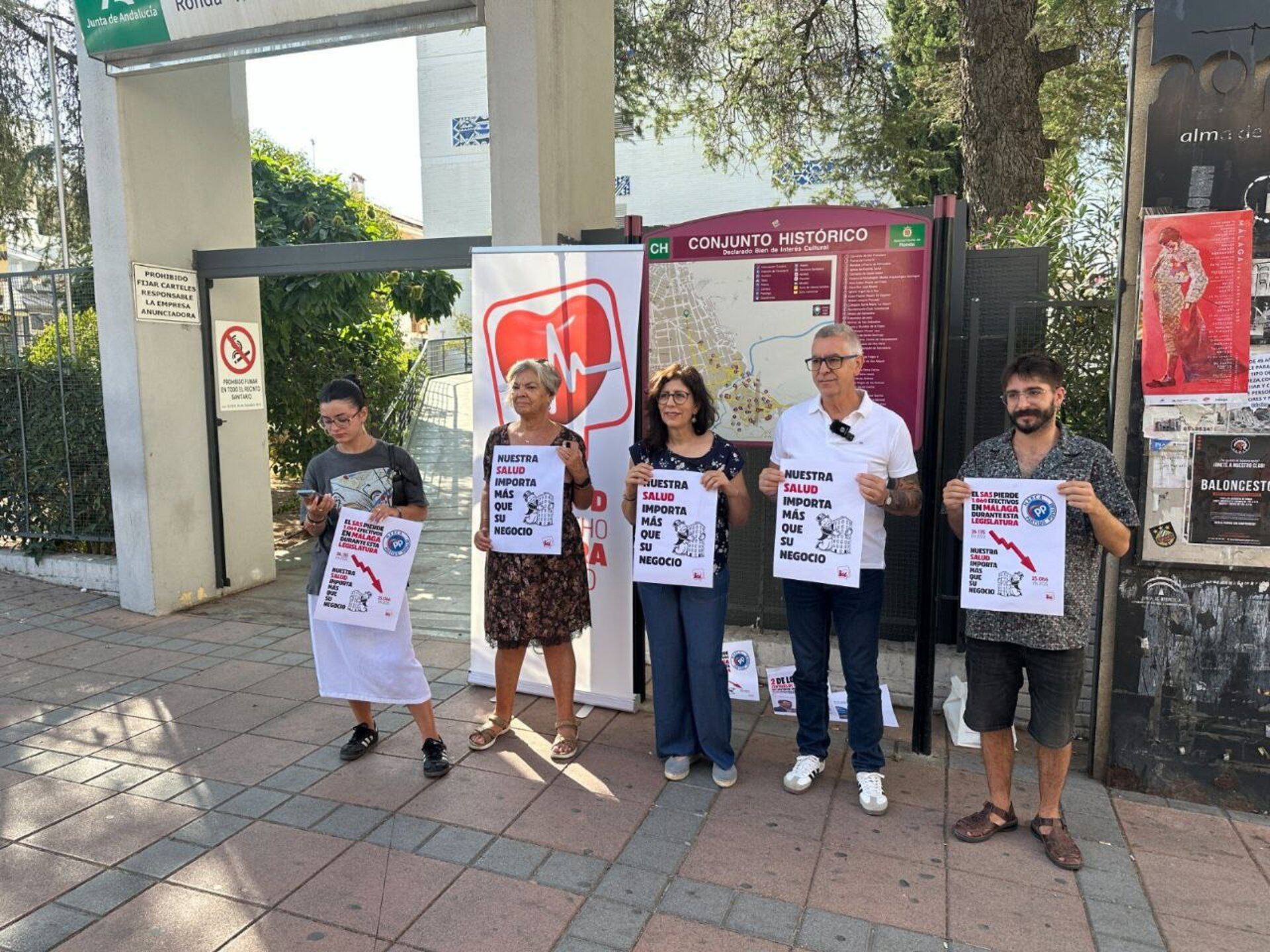 11/08/2025 El diputado provincial de Con Málaga, Juan Márquez, y Lola Castillo, enfermera y miembro de la dirección local de IU Ronda, informan sobre sanidad.

IU continúa con su campaña &#039;Nuestra salud importa más que su negocio&#039; con acciones en defensa de la sanidad pública de la provincia de Málaga. En concreto, este lunes se han concentrado en Ronda (Málaga) para advertir cómo &quot;las políticas neoliberales del gobierno de la Junta de Andalucía en materia sanitaria repercuten directamente en la salud de las vecinas y vecinos de la comarca de la Serranía de Ronda&quot;.

POLITICA ANDALUCÍA ESPAÑA EUROPA MÁLAGA
IU
