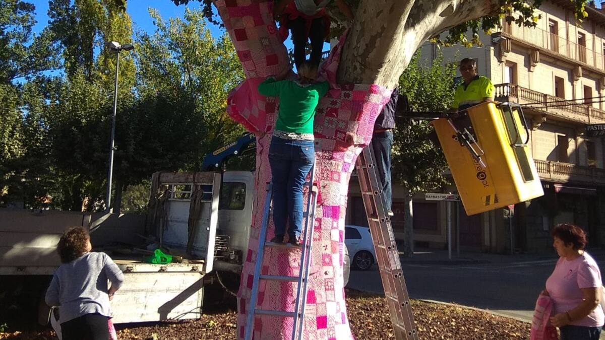Graus se viste de rosa por el cáncer de mama
