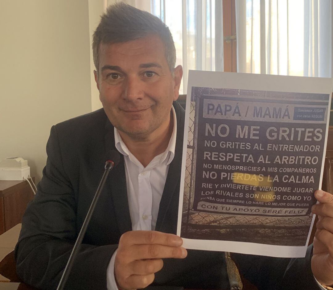 Pascal Renolt con el cartel contra la violencia 