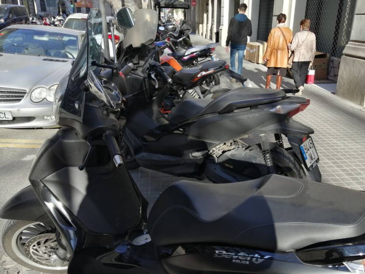 Barcelona intensificarà les sancions de les motos mal aparcades a les voreres