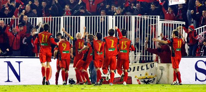 Los jugadores del Mirandés celebran el gol del empate ante el Racing de Santander,