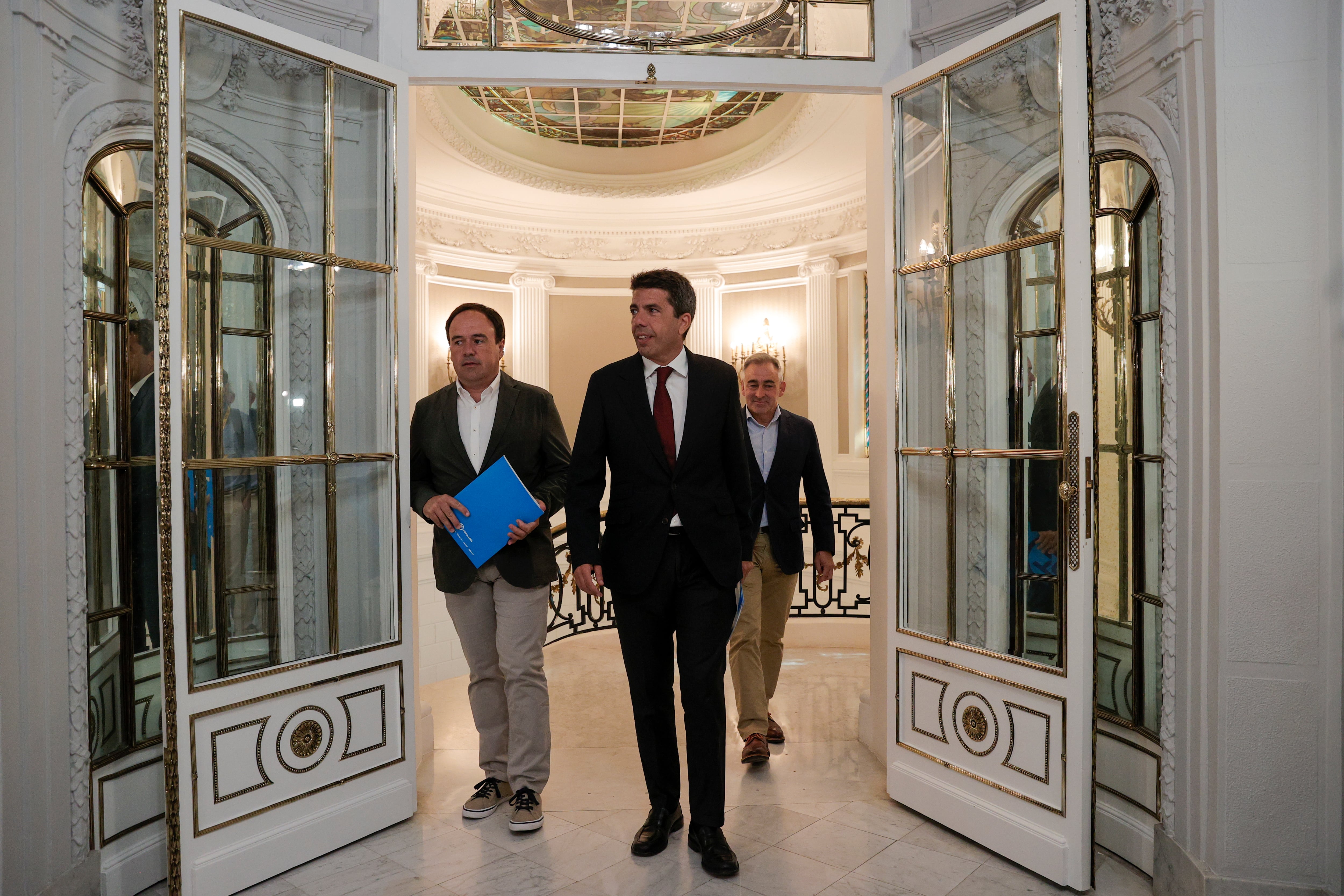 El candidato del PP a la Presidencia de la Generalitat, Carlos Mazón, en una reunión con Vox