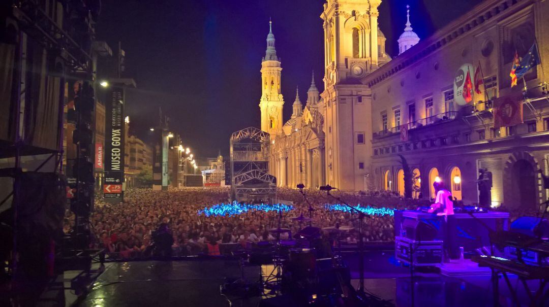 Miles de personas desbordaron la plaza del Pilar para ver el concierto de Amaral, con Los40 y Radio Zaragoza.