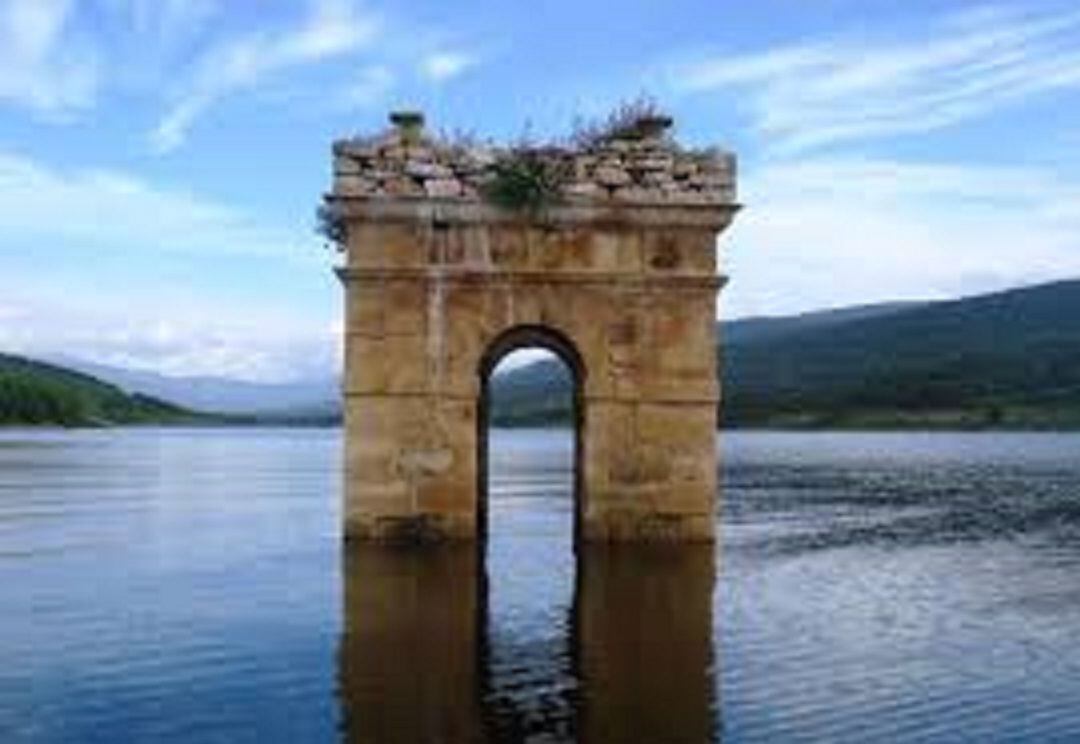 Torre de la Iglesia en el Pantano de la Cuerda del Pozo.