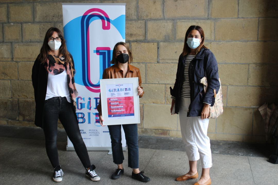 La delegada de Cultura, Juncal Eizaguirre, las representante de Txikis del Bidasoa, Pía Alzaga y Ainara Rubio han dado a conocer Girabira 2021