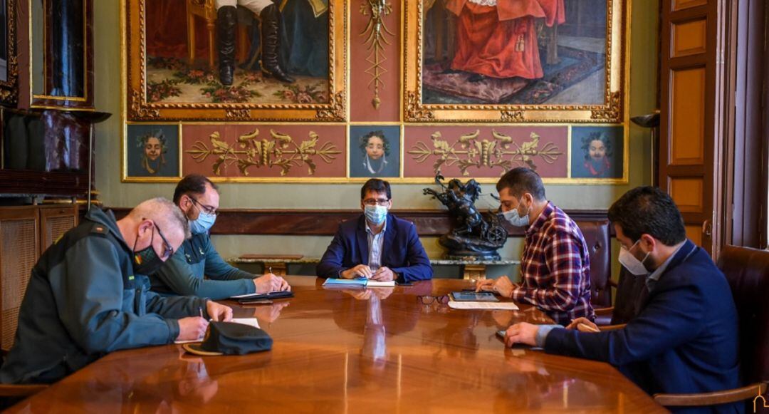 La reunión de trabajo que ha mantenido el presidente de la institución, José Manuel Caballero, con el teniente coronel jefe de la Comandancia de la Guardia Civil de Ciudad Real, Juan Antonio Valle Gómez