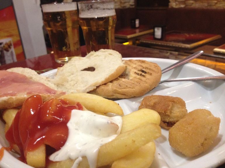 Esta es la tapa que sirven al pedir dos cervezas, a 2,20 euros cada una, en un bar del centro de Granada.