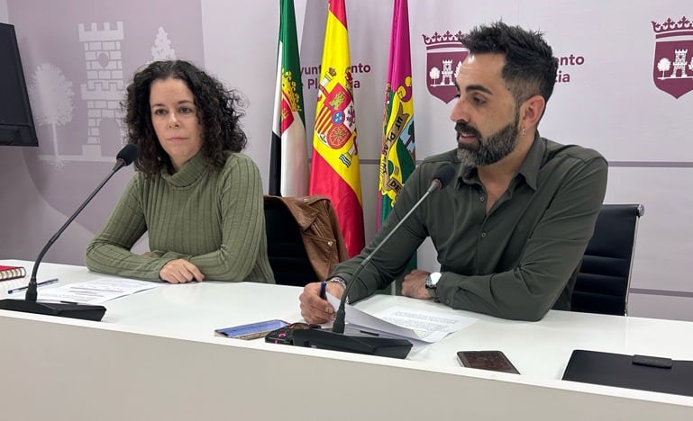 Elena García, técnico de la Oficina de Migración, junto con David Calvo, concejal de Servicios Sociales, en rueda de prensa