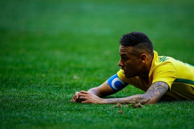 Neymar en el suelo durante el duelo entre Brasil y Sudáfrica.