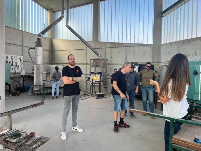 El Museo del Vidrio acoge un curso con jóvenes creadores de la Región para mantener viva una técnica única que exige precisión, paciencia y pasión
