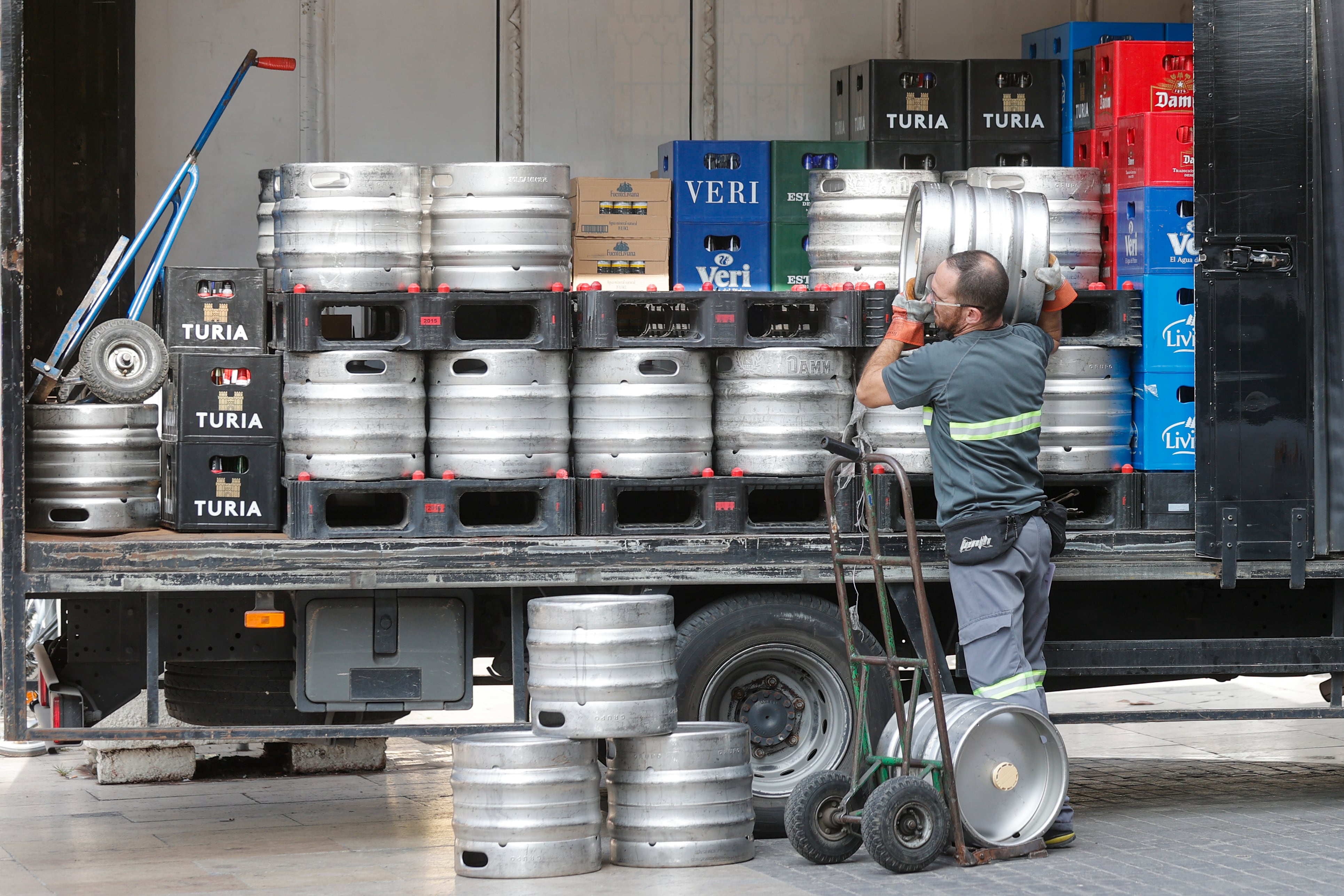 GRAFCVA6187. VALENCIA, 02/06/2022.- Un trabajador carga barriles de cerveza cuando, según los datos publicados este jueves por el Ministerio de Inclusión y Seguridad Social, la Comunitat Valenciana sumó un total de 12.006 afiliados a la Seguridad Social en el mes de mayo, lo que supone un 0,59 % más que el mes anterior y sitúa la cifra total de afiliaciones en 2.038.839. EFE/Manuel Bruque
