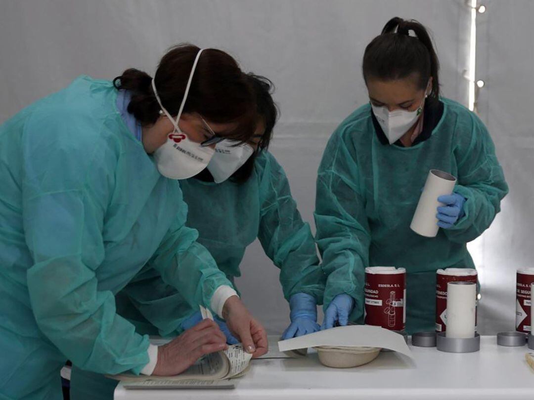 Tres sanitarias desempeñan su labor durante la actual pandemia.