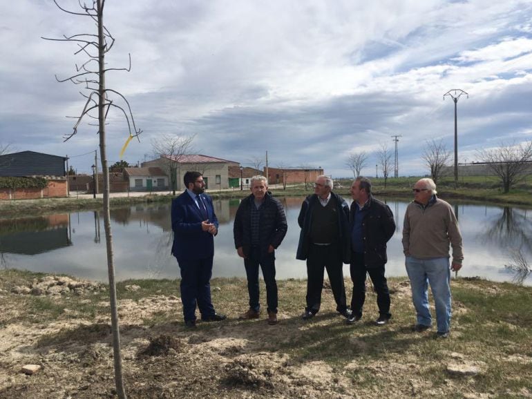 Visita a una de las zonas recuperadas en Viñegra de Moraña