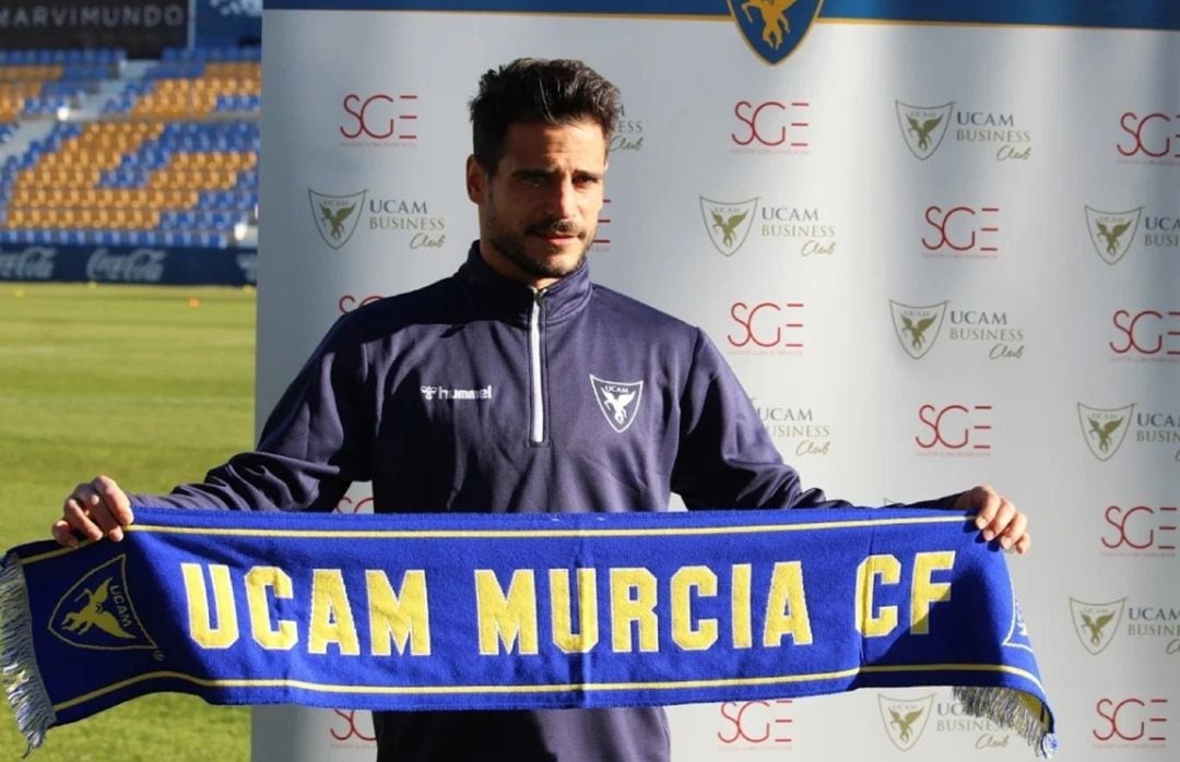 José Romera posando con la bufanda del UCAM Murcia CF