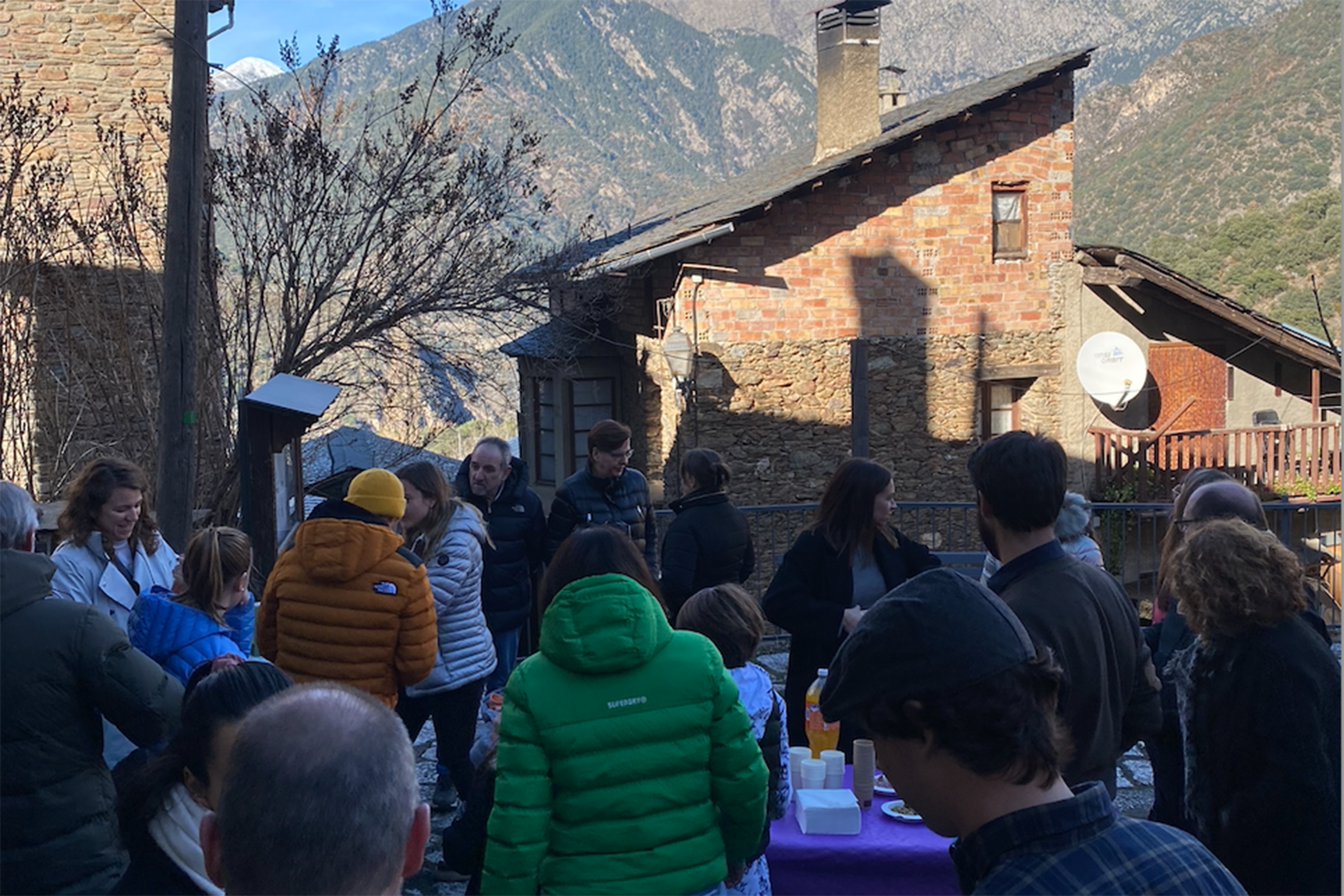 Desperta Laurèdia manté una trobada amb veïns d'Aixirivall.