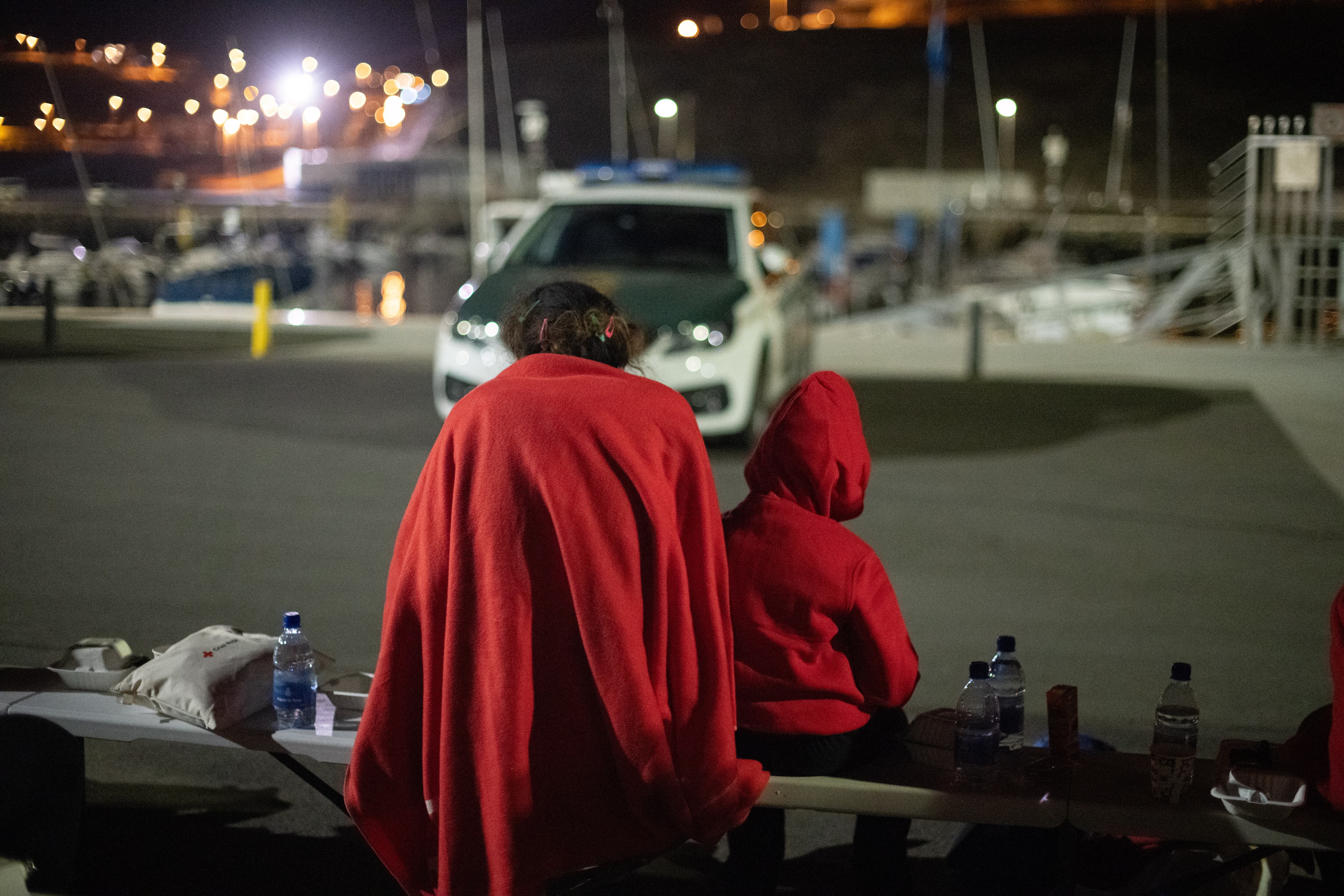 GRAFCAN3790. GRAN TARAJAL (FUERTEVENTURA) (ESPAÑA), 16/01/2024.- Salvamento Marítimo ha rescatado este martes a 47 inmigrantes que intentaban alcanzar la costa de Fuerteventura en una lancha neumática, entre ellos cuatro mujeres y cuatro menores, y los ha trasladado al puerto de Gran Tarajal. EFE/Carlos de Saá
