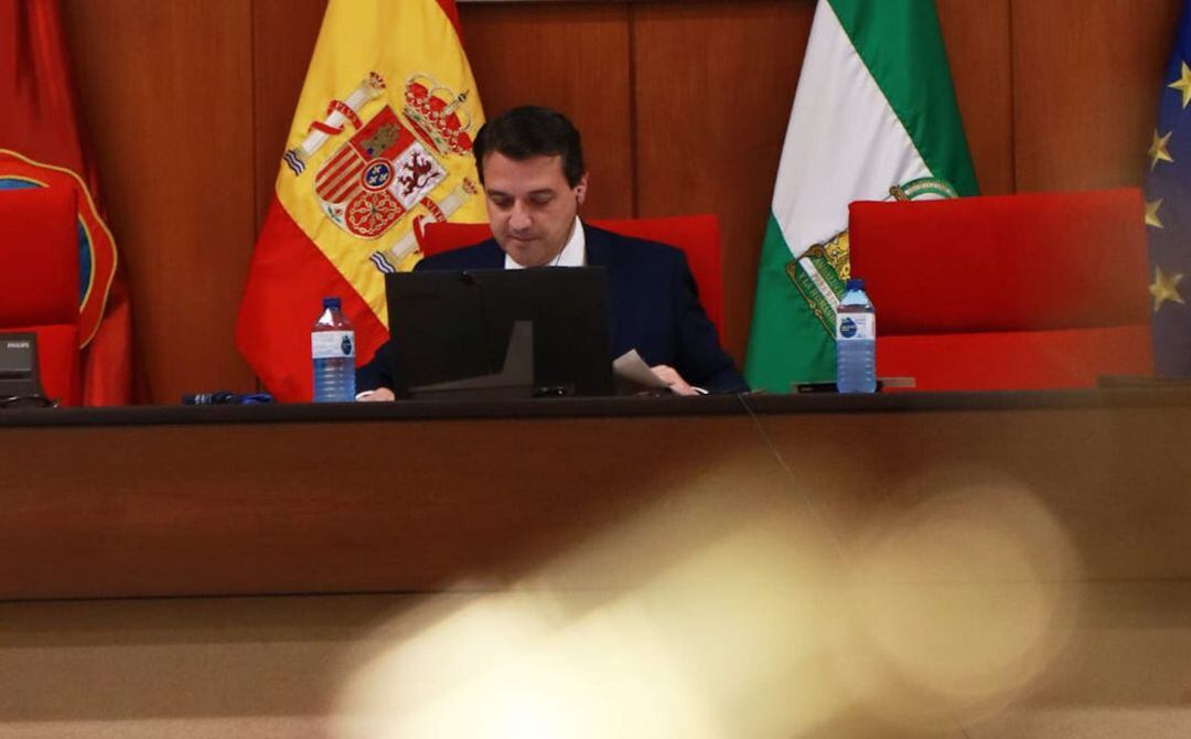 El alcalde de Córdoba, José MarÍa Bellido en el salón de plenos del Ayuntamiento de Córdoba en una imagen de archivo