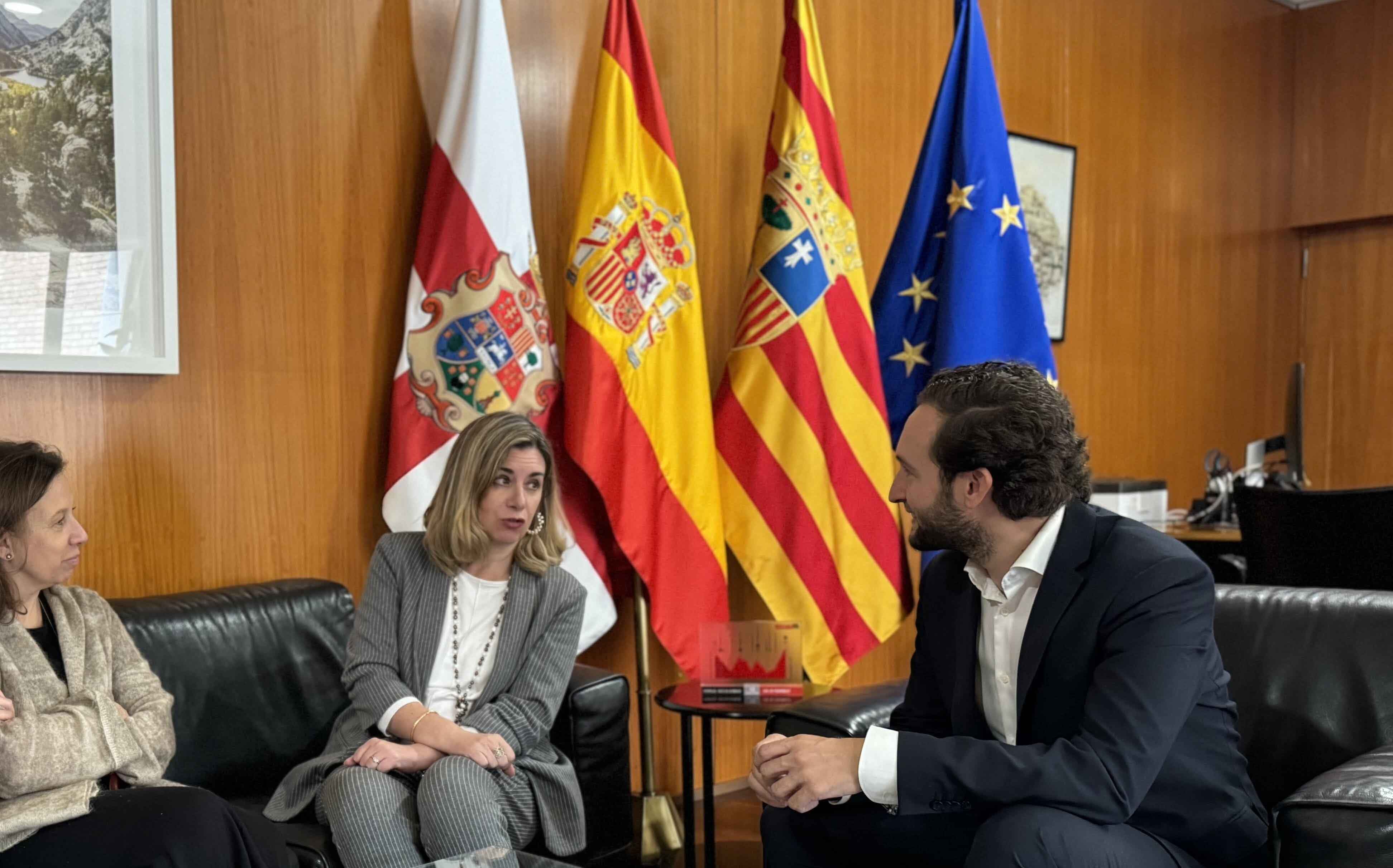 El alcalde de Monzón, Isaac Claver en una reunión con la consejera, Claudia Pérez