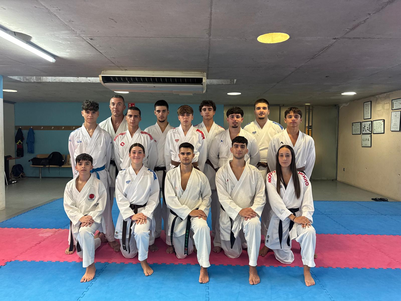 Alumnos de la Escuela Municipal de Karate