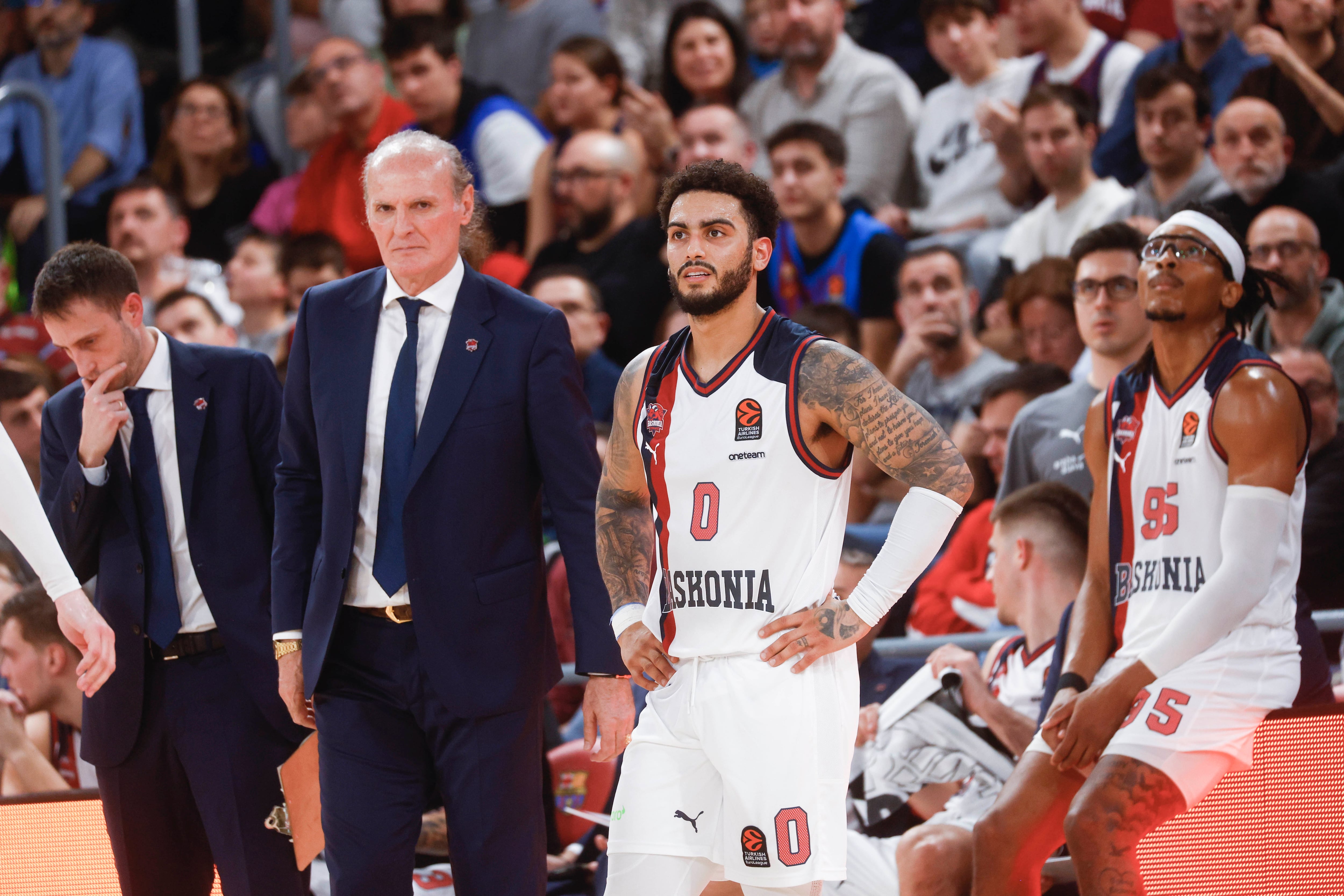 BARCELONA, 05/01/2024.-El entrenador montenegrino del Saski Baskonia Du?koIvanovic (2i) ,el base norteamericano del Saski Baskonia Markus Howard (c) y el ala pivot nigeriano del Saski Baskonia Chima Moneke (d) se lamentan durante el partido de la jornada 19 de la EuroLiga disputado en el Palau Blaugrana entre el Fc Barcelona y el Saski Baskonia.- EFE/ Quique García
