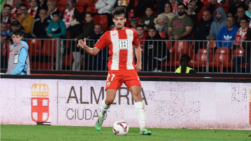 El portugués ha dado varios pasos en el Almería y es la primera opción si se &#039;caen&#039; Baba o Lopy en la medular.