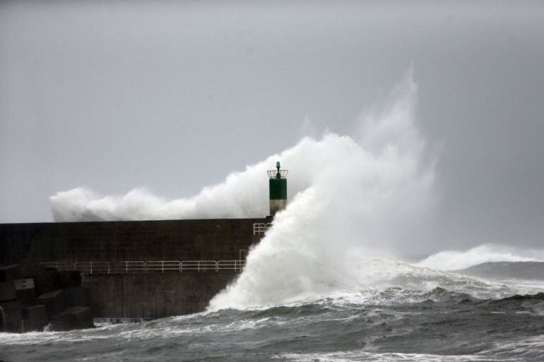 Olas de 8 metros en al costa de Rocamar y del puerto de A Guarda en la provincia de Pontevedra