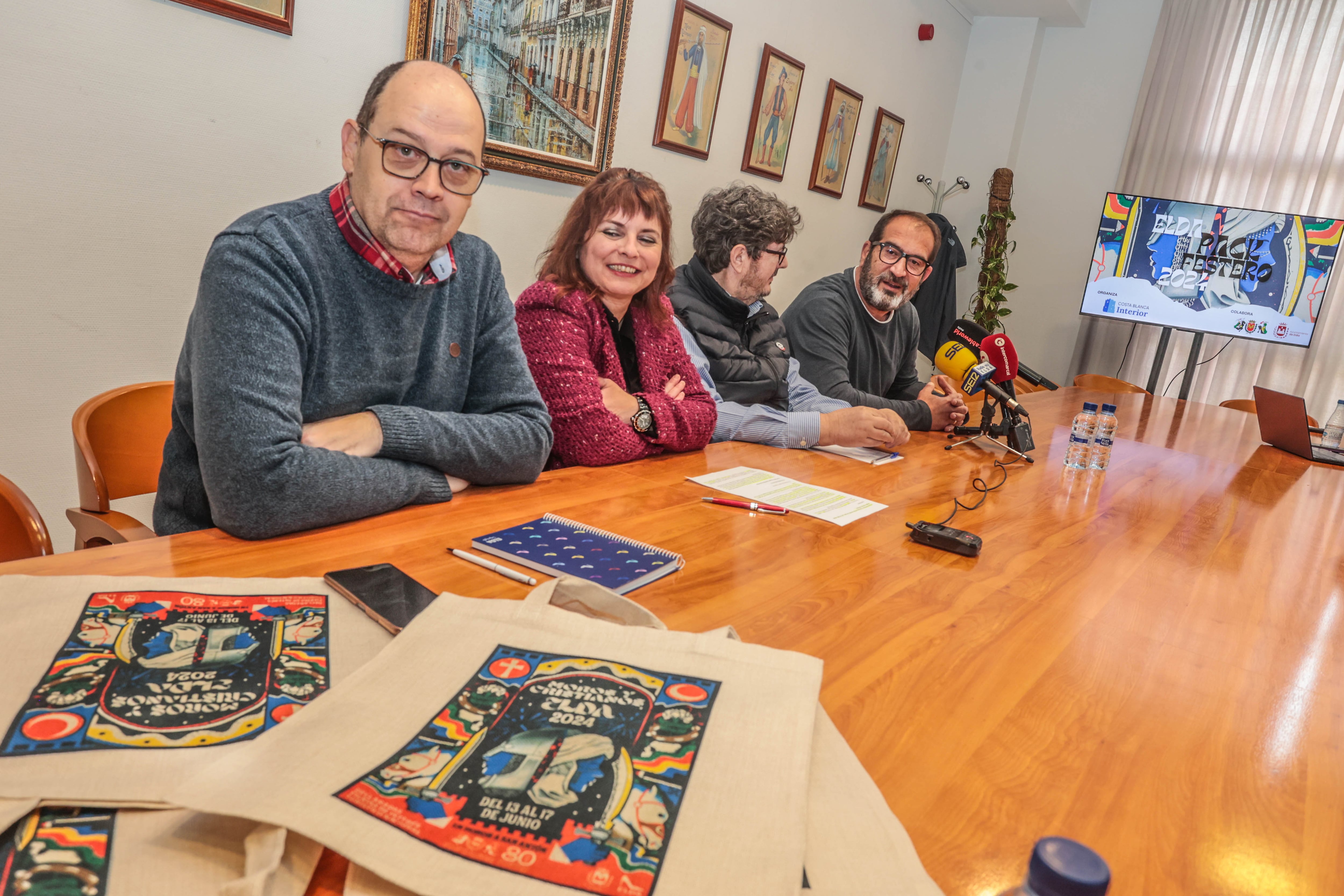 Bolsas de tela bordadas con el cartel de las fiestas de Moros y Cristianos de Elda