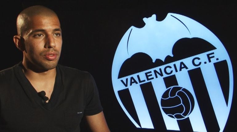 Feghouli, con el escudo del Valencia