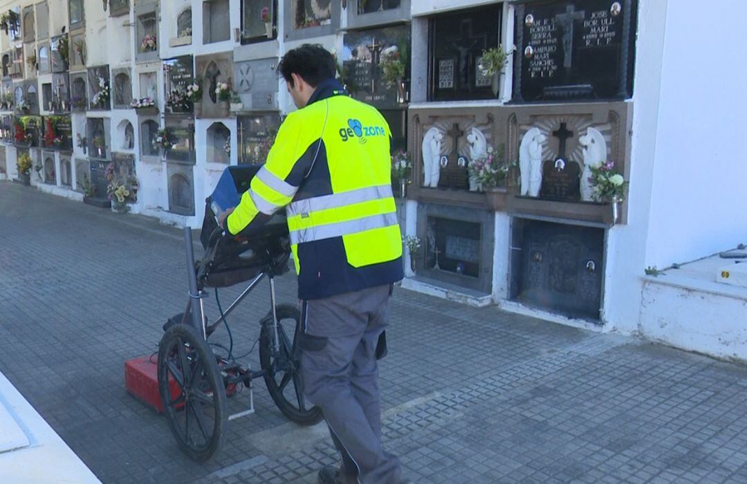 Georradar que busca la fosa en el cementerio de Gandia. 