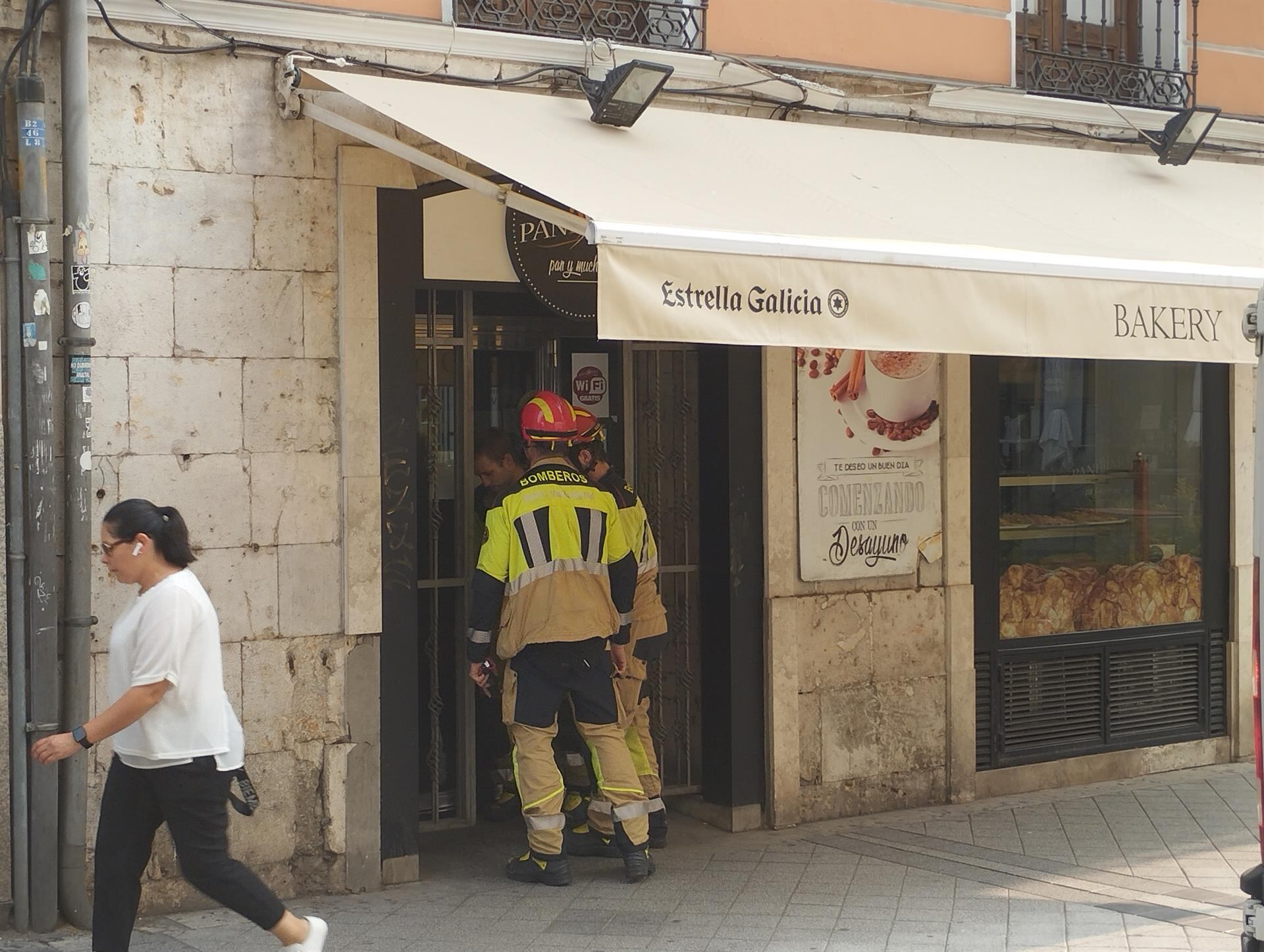 Los bomberos de Valladolid rescatan a un joven que tenía un examen de oposición y había quedado encerrado en una cafetería