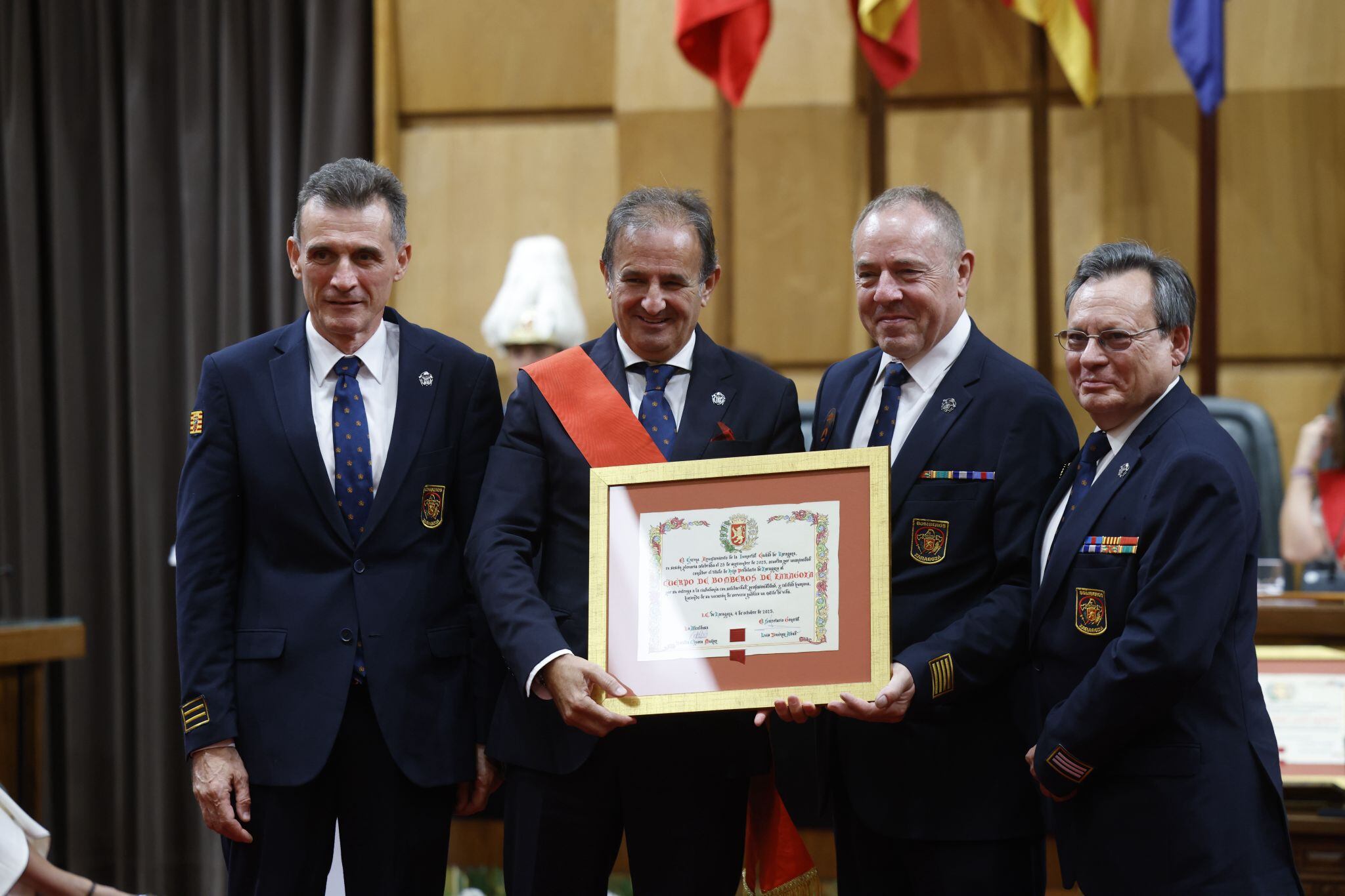 Fiestas del Pilar. Acto de la Entrega de Medallas y Distinciones de 2025 de Zaragoza. Hijos predilectos: Bomberos de Zaragoza, junto al concejal del PP, Ángel Lorén (PP)