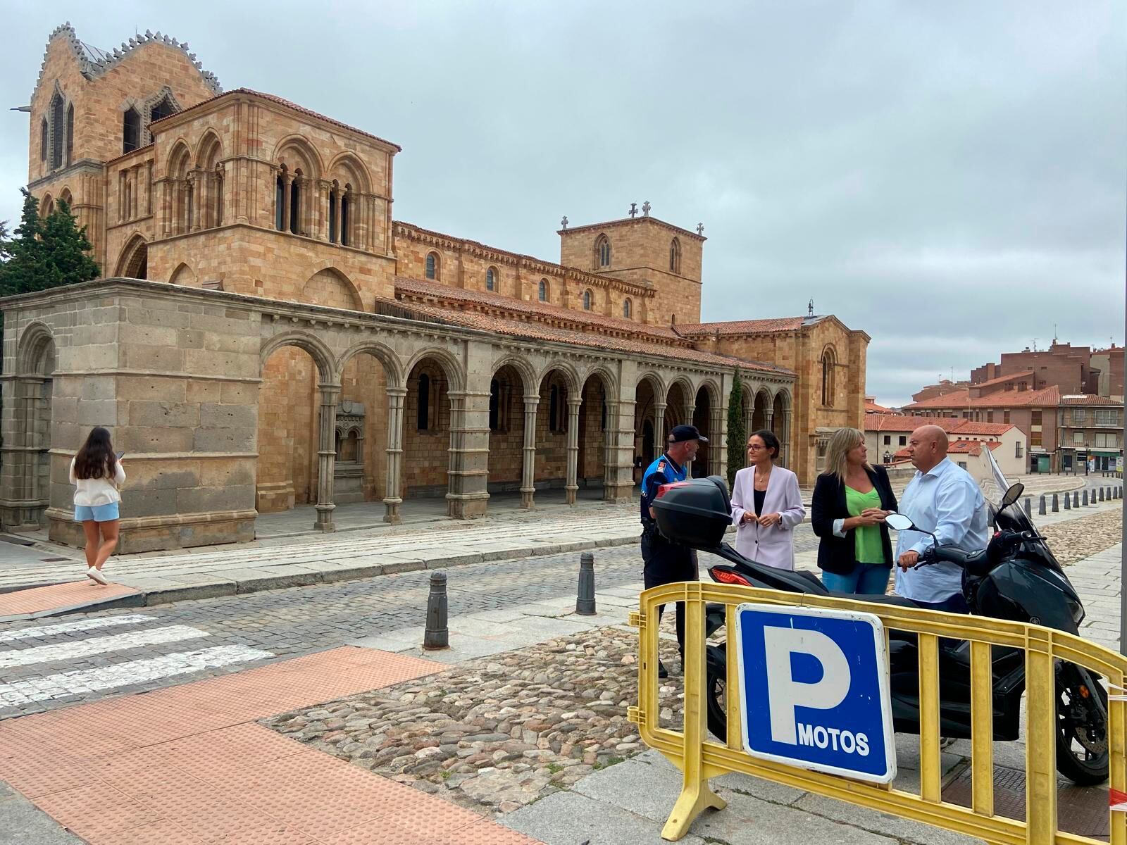 Se han habilitado zonas específicas para motocicletas y carga y descarga en el atrio de San Vicente