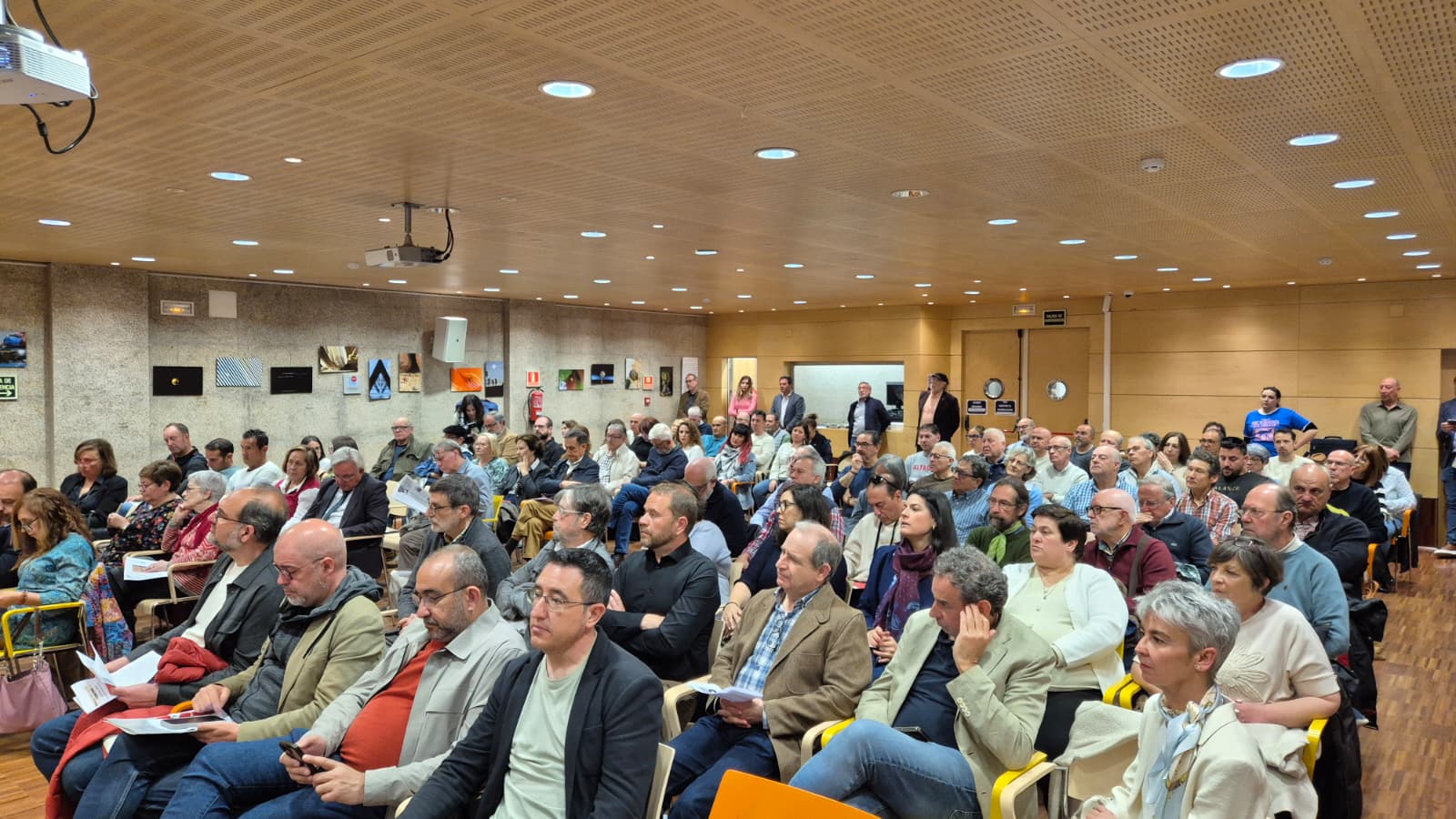 Publico asistente al homenaje al pintor Pepe Ortega en la biblioteca pública del Estado