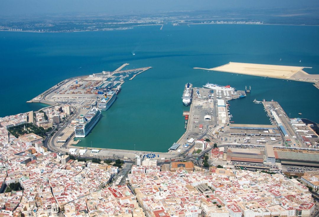 Vista aérea de los muelles de Cádiz