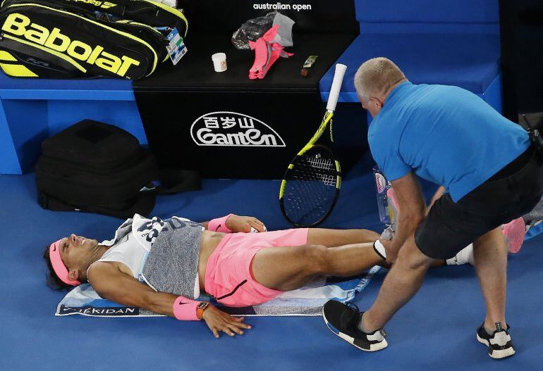 Nadal es atendido en la pista por un fisioterapeuta