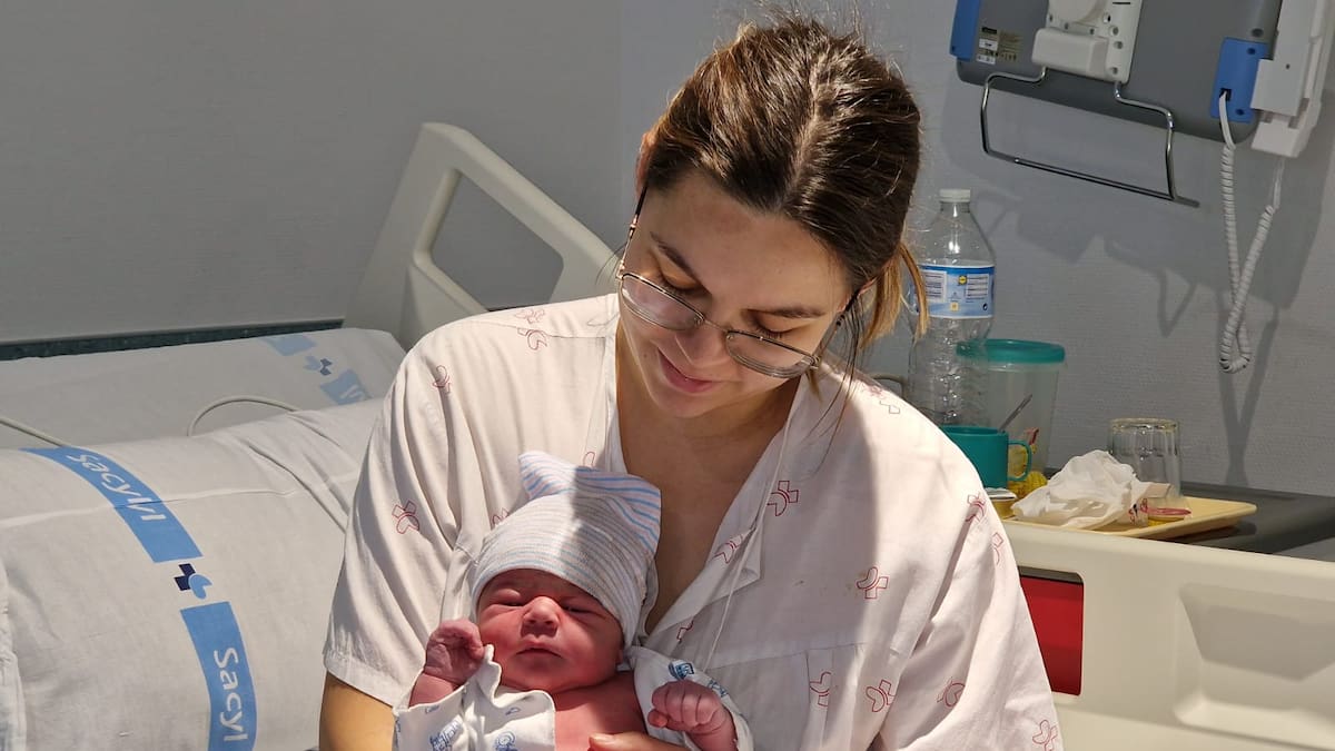 Dos niñas marcan el cambio de año en el Hospital de Salamanca