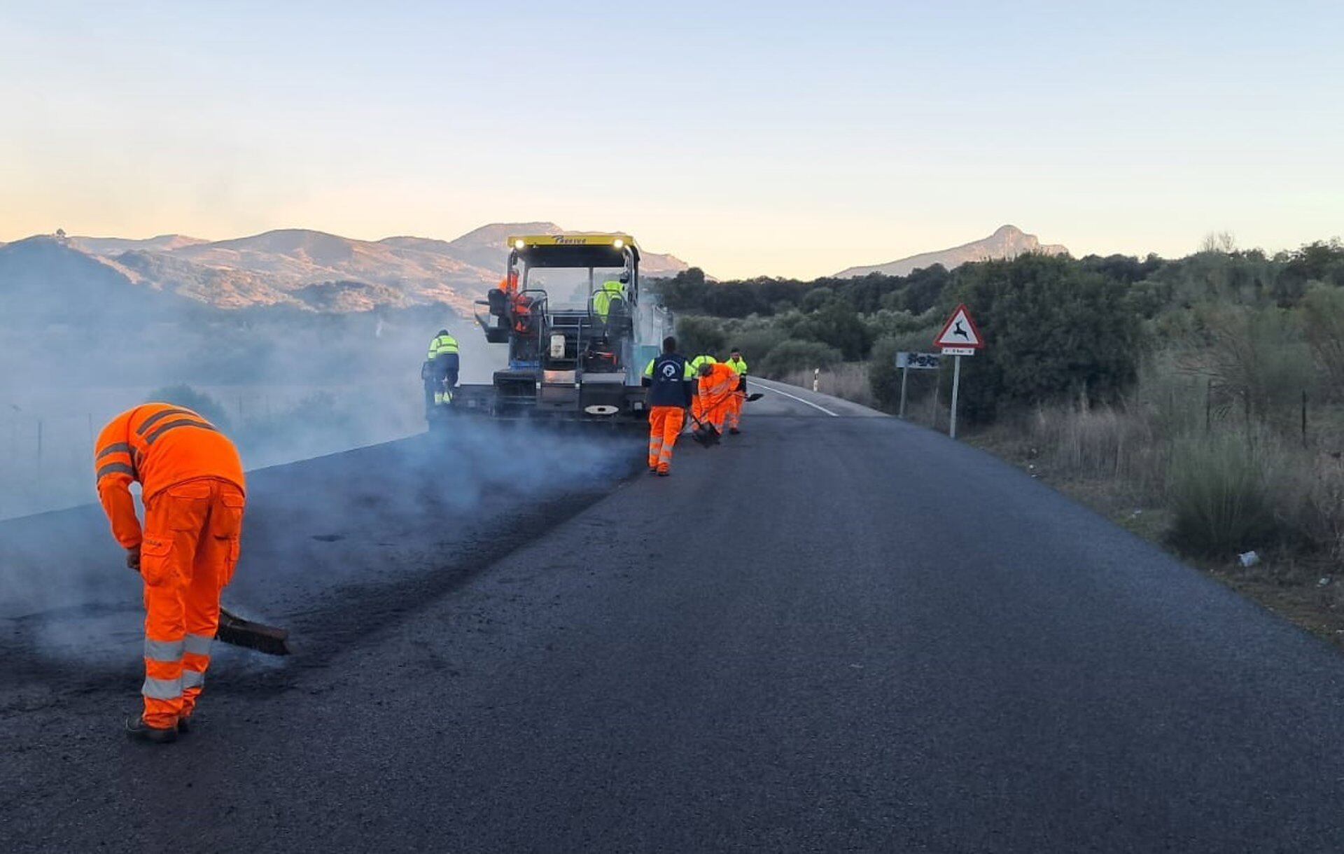 Trabajos de conservación en la carretera A-384, en el término municipal de Olvera