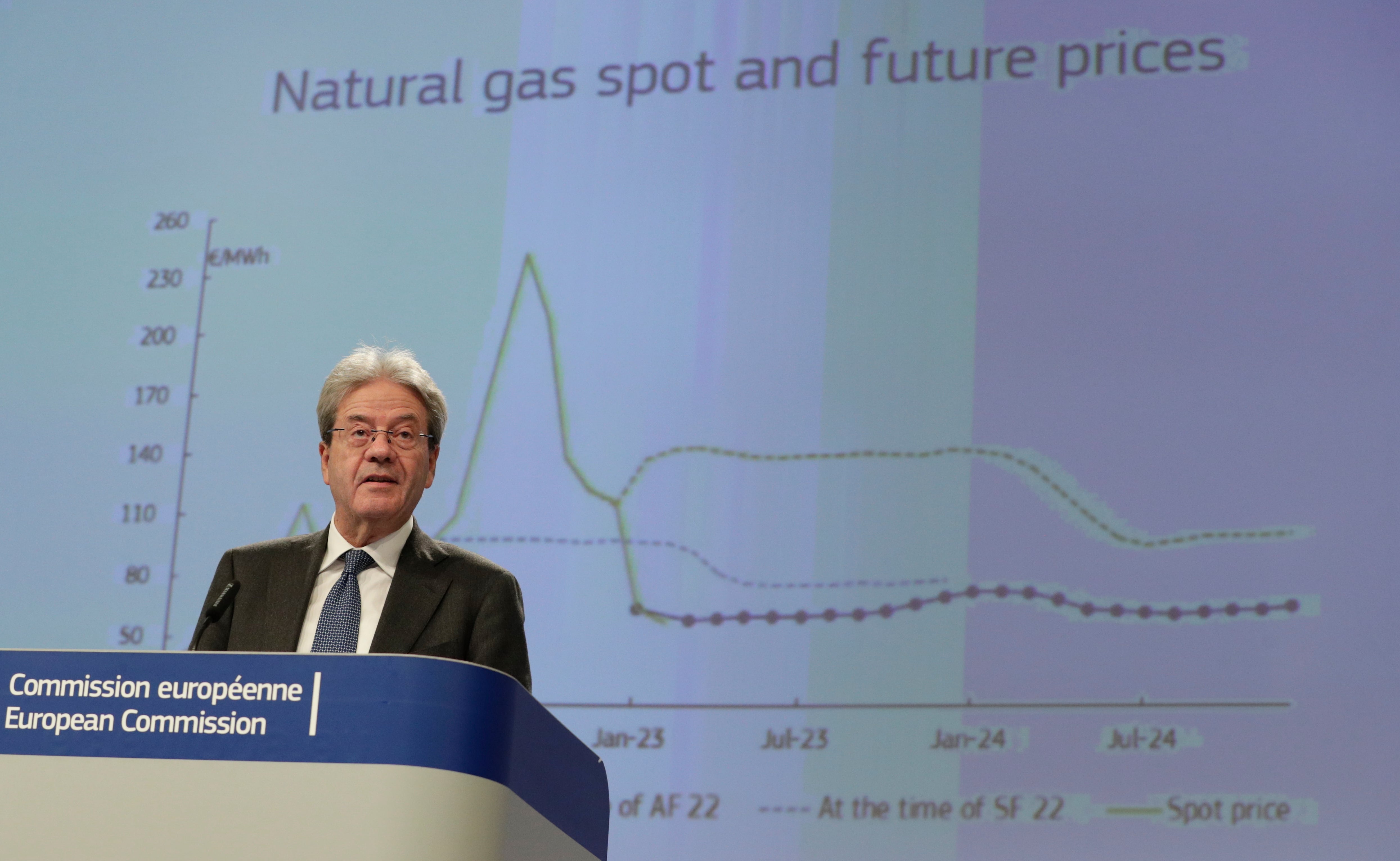 Bruselas (Belgica), 13/02/2023.- El comisario europeo de Economía, Paolo Gentiloni, presenta las previsiones económicas de invierno