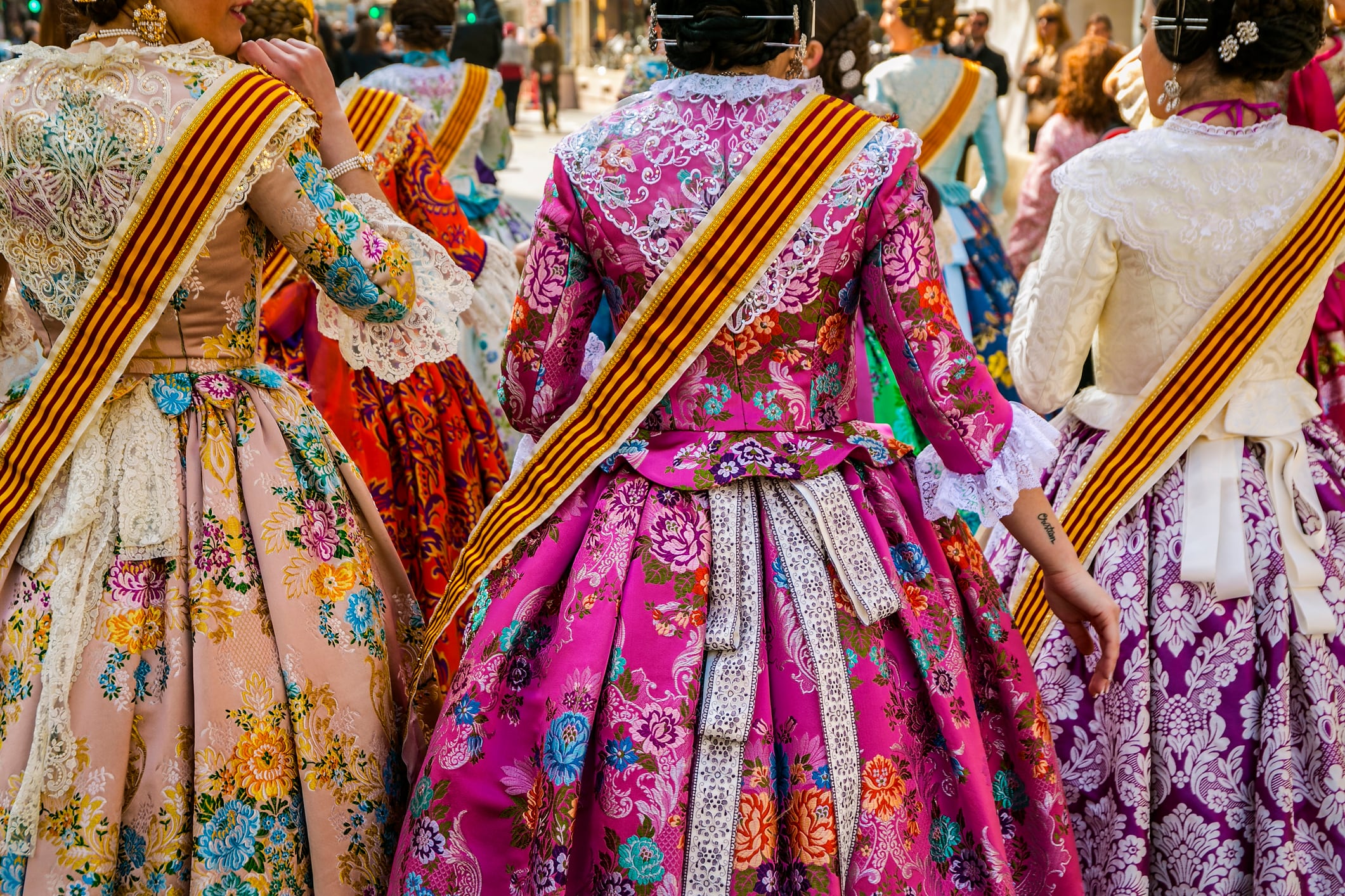 Falleras con el traje de valenciana