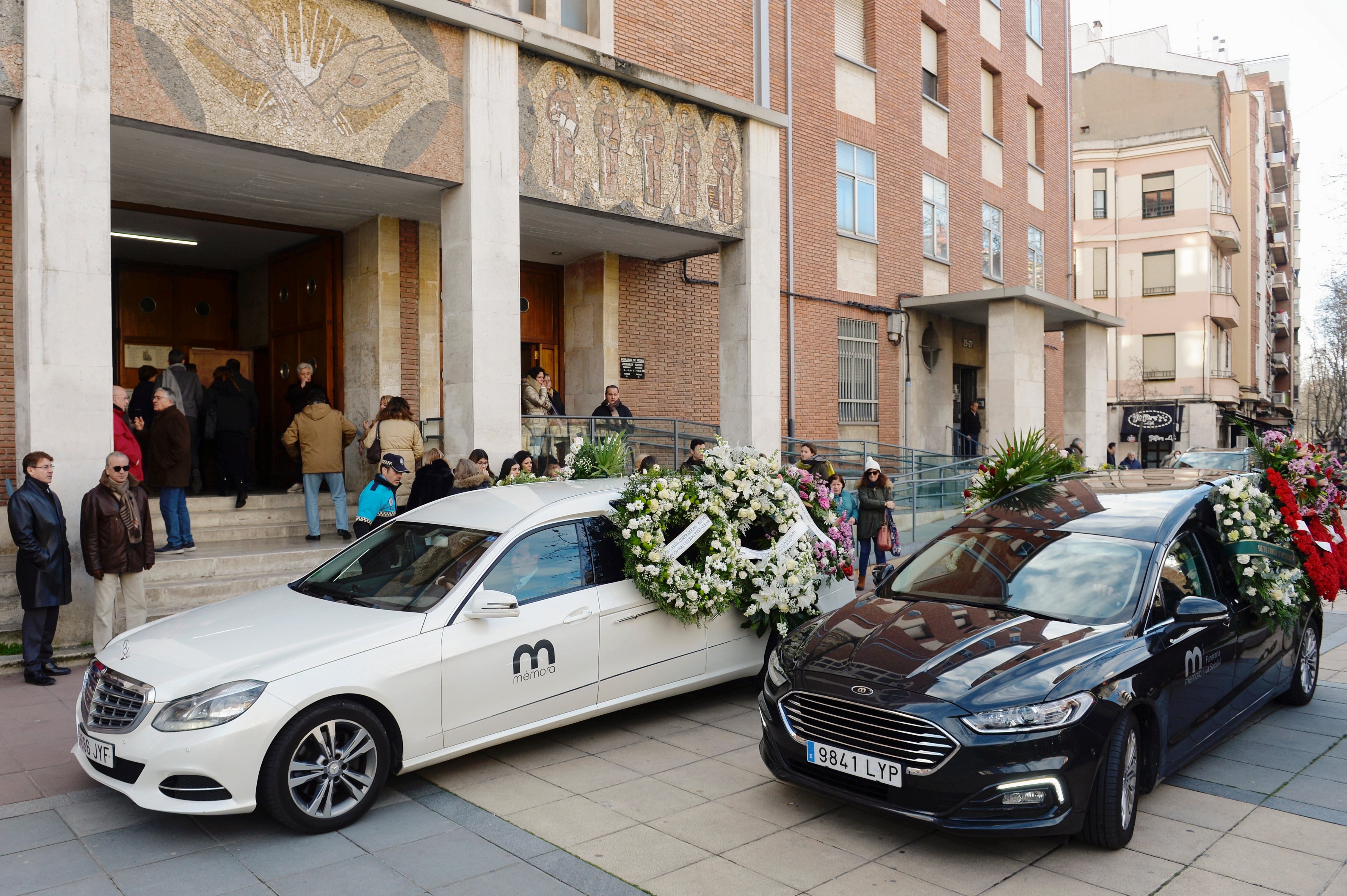 VALLADOLID, 25/01/2023.- Los coches fúnebre que trasladan los restos mortales de Paloma, de 45 años, y de su hija, India, de 8 años, víctimas del último crimen machista de este año, a las puertas de la Iglesia de Valladolid donde se celebrará el funeral en su  memoria. EFE/ Nacho Gallego
