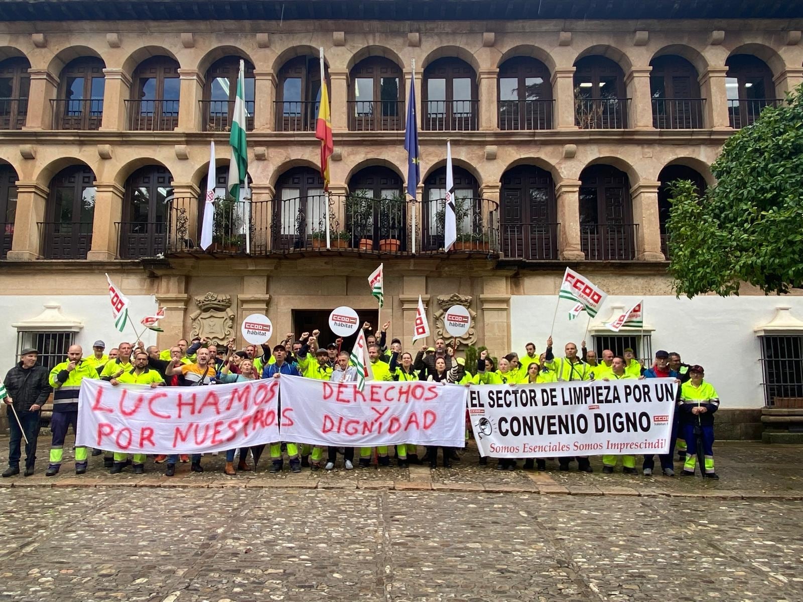 Trabajadores de Soliarsa en una concentración en la puerta del Ayuntamiento de Ronda