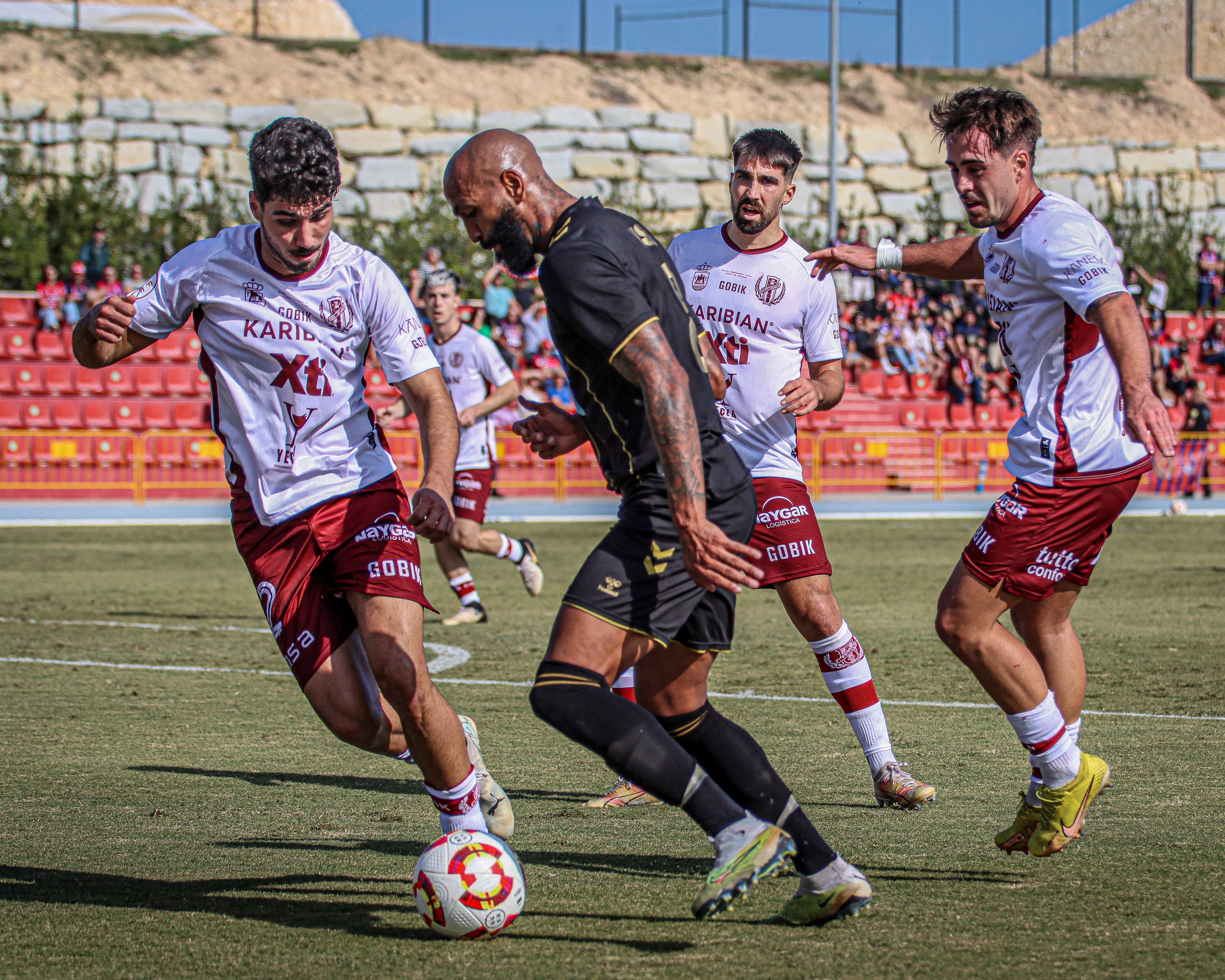 Emilio Nsue, rodeado de jugadores del Yeclano