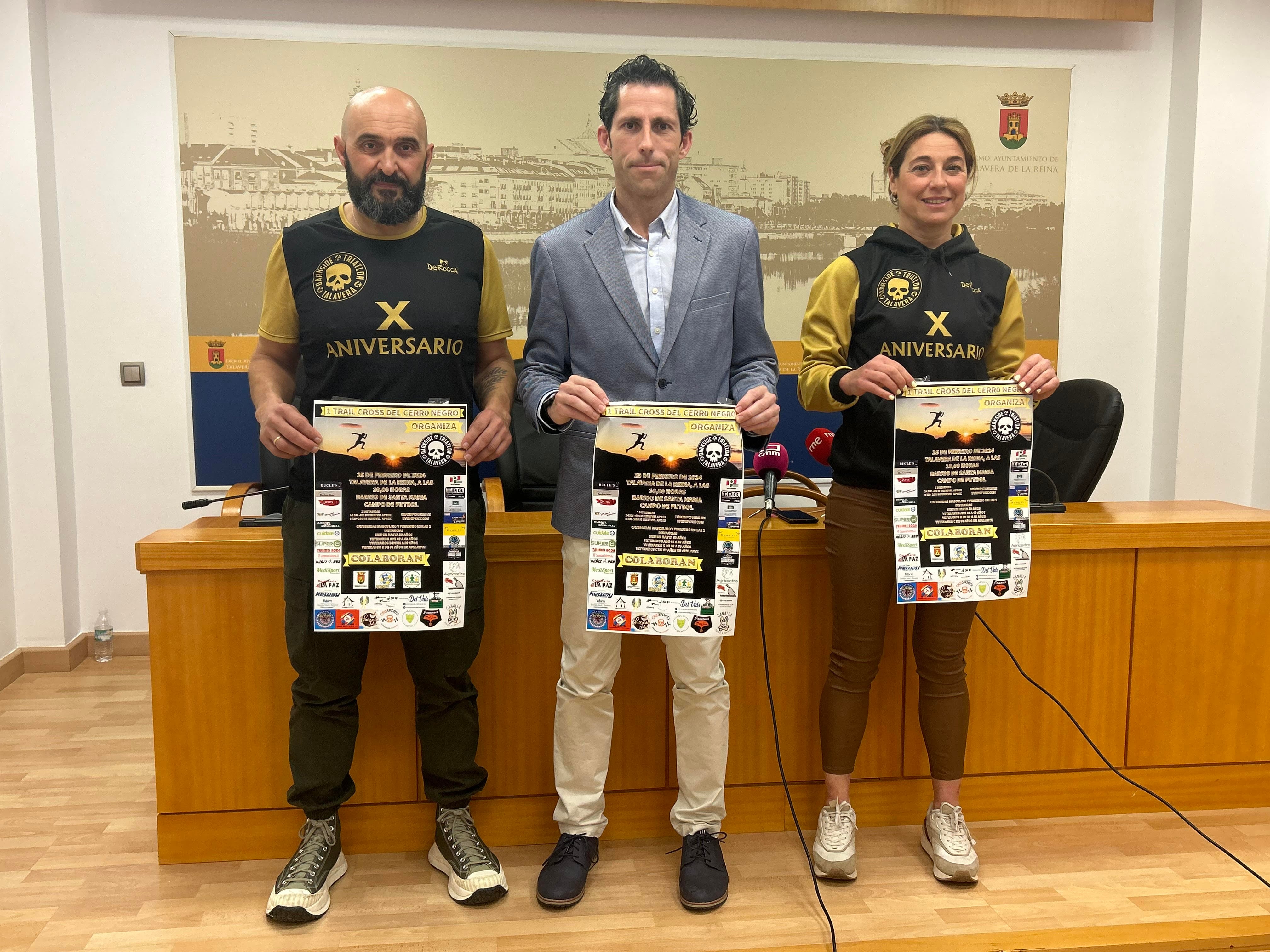 Antonio Núñez, concejal de Deportes, acompañado de los organizadores del I Trail Cross Cerro Negro Talavera.