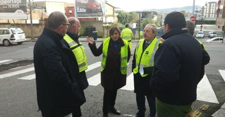 El alcalde Wenceslao López y la concejala de Infraestructuras conversan con los técnicos y los resposables de Contratras Iglesias, empresa adjudicataria de las obras de asfaltado.